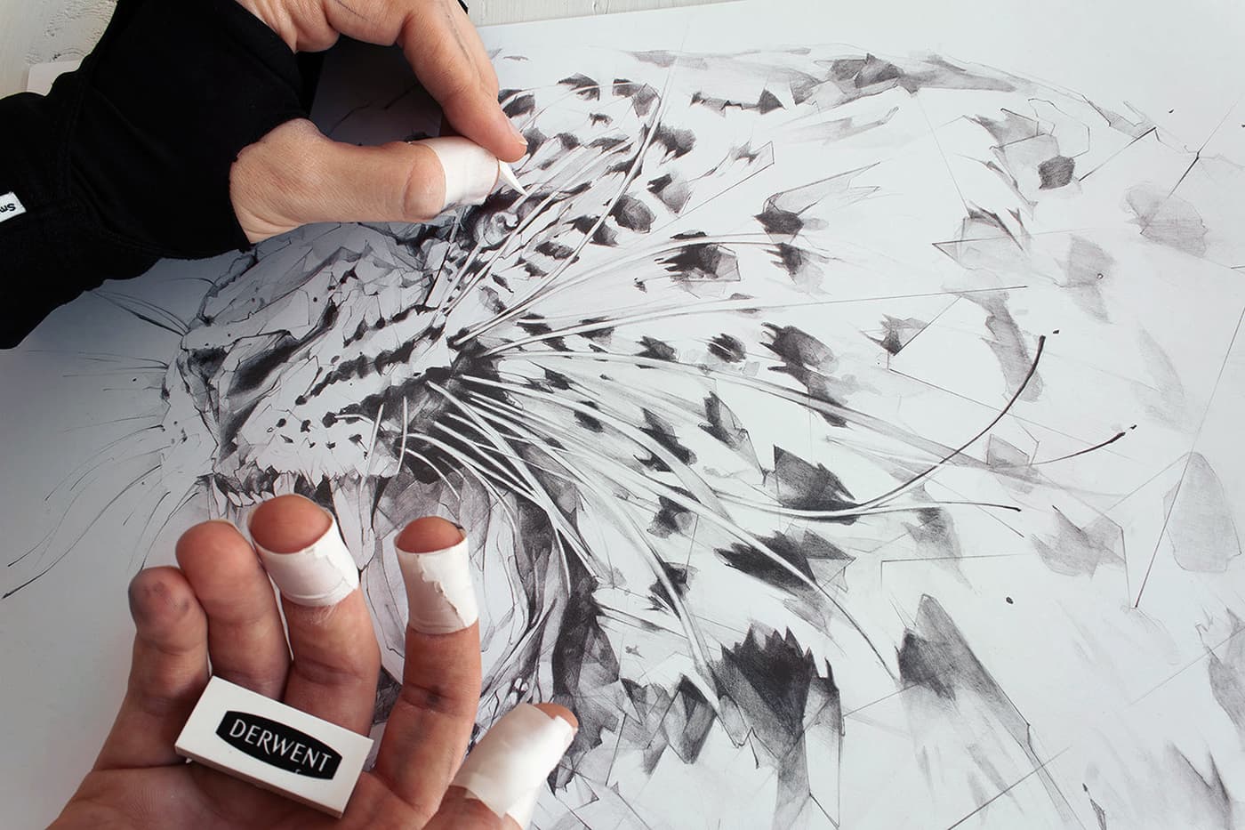 Hand drawing leopard artwork with Derwent material